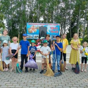 Воспитанники группы дневного пребывания нашего Центра приняли участие в уборке Парка Памяти в с. Молчаново