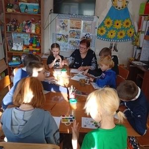 В Службе помощи семье и детям Кожевниковского района логопед Ряднина В.И. вместе с ребёнком сделали папку-передвижку про экологию
