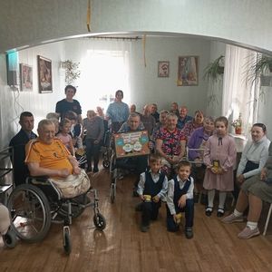 Педагоги и воспитанники Центра социальной помощи семье и детям Молчановского района посетили Наргинский дом-интернат для престарелых и поздравили его жителей с Днём старшего поколения.